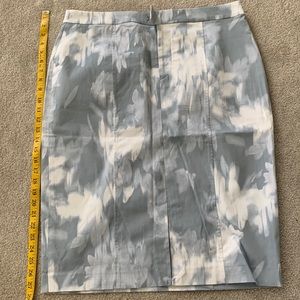 Banana republic size 14 blue and white skirt